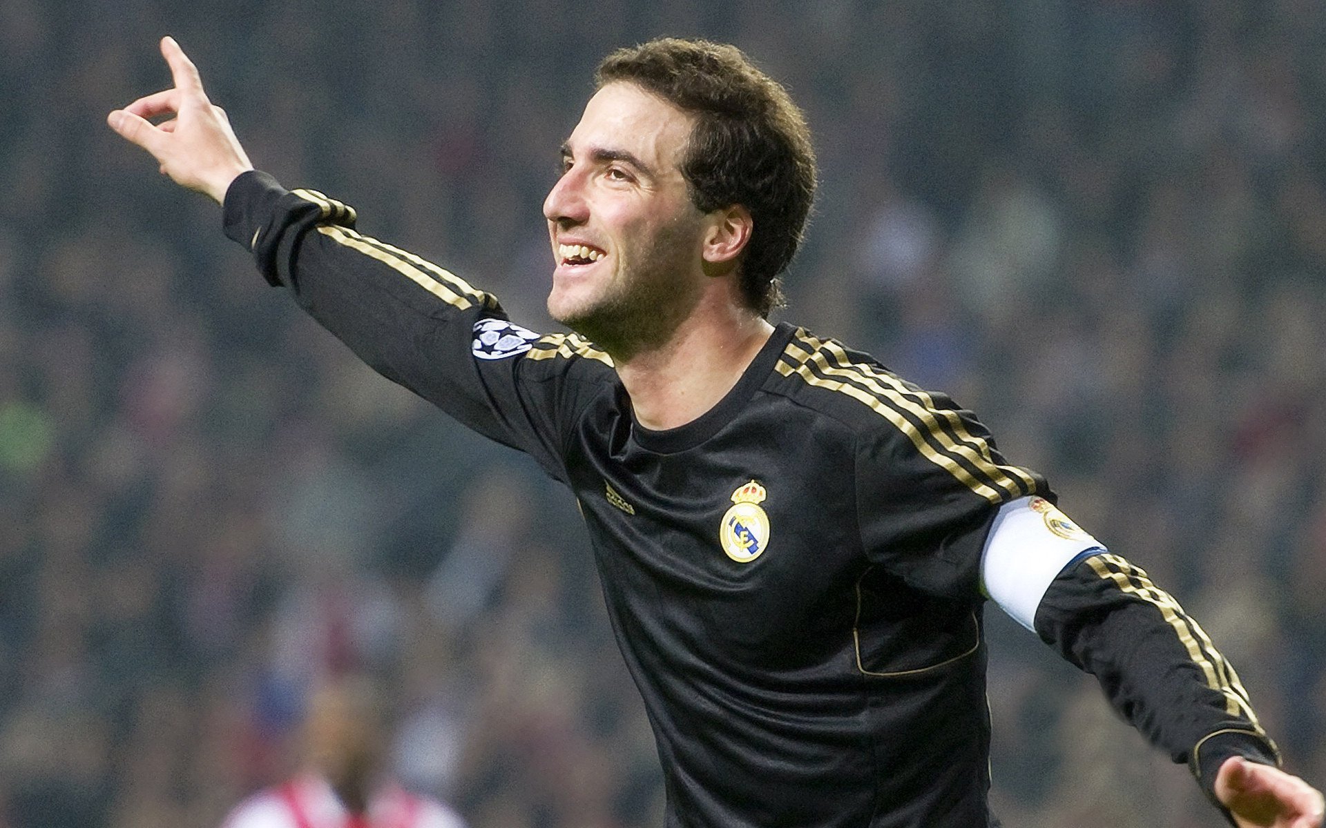 上港引援揭晓：28岁国脚张玉宁或加盟，或将成武磊队友，上港队员谈国足