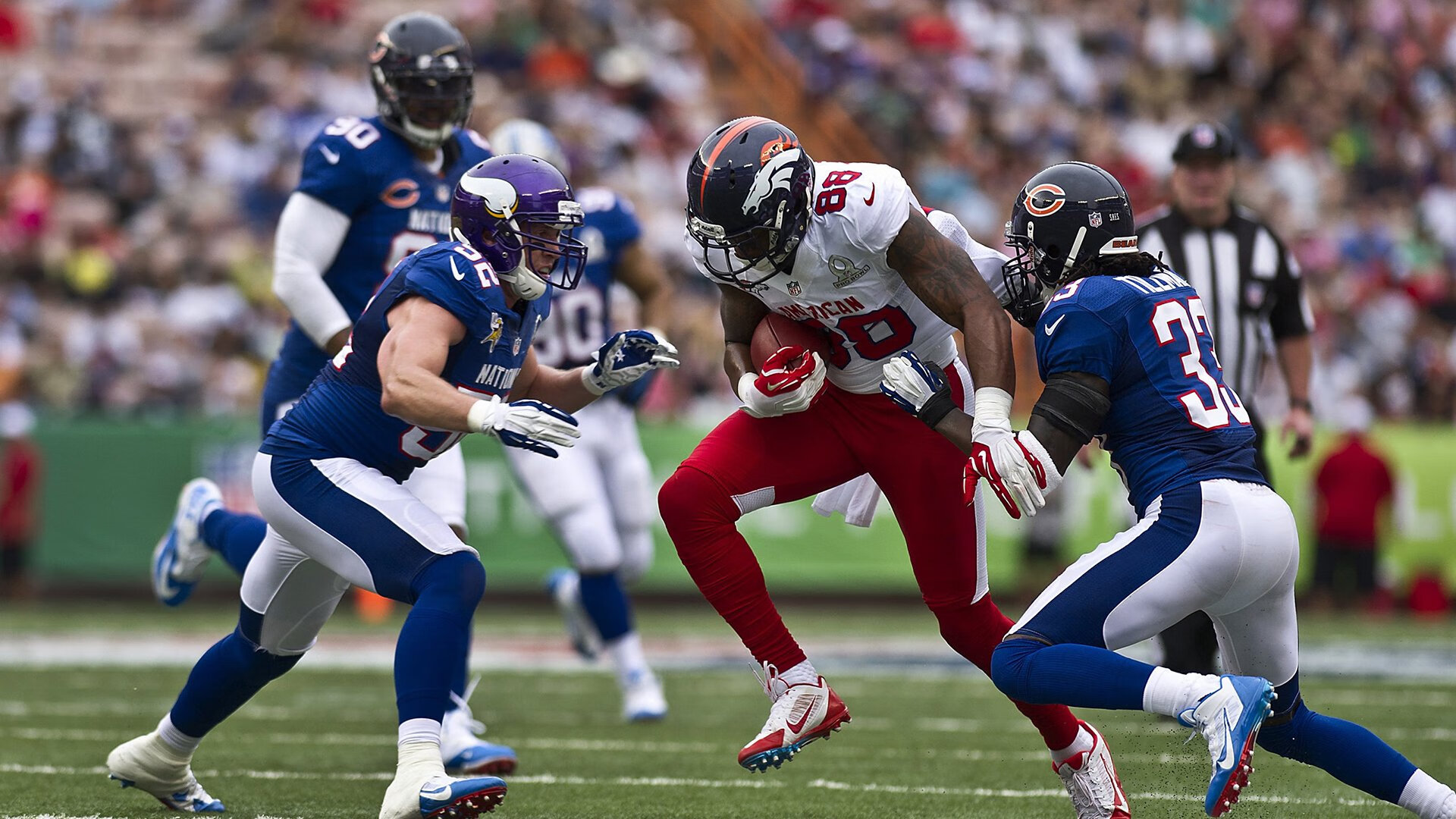 球迷疯狂支持，现场气氛火热！，球迷疯狂庆祝照片