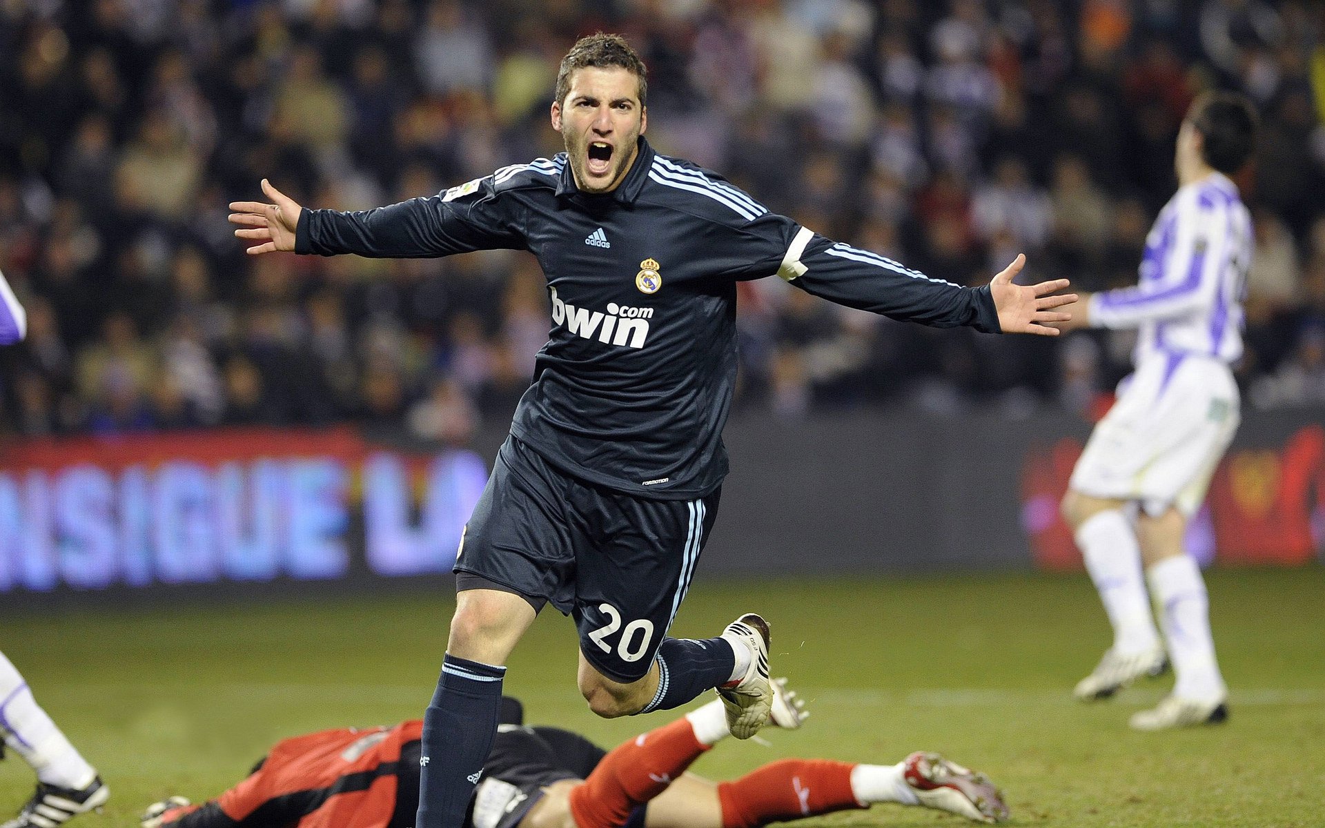 张帅：“我那时候更惨，但现在站起来了，你也可以”——两段式励志软文，讲给每一个在暗夜里踮着脚尖也想前进的人